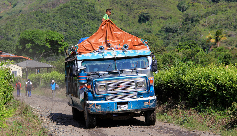 chiva transporte valle del cauca colombia picoloro ecoturismo
